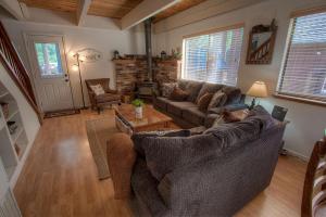 sala de estar con sofá y mesa en Cozy Mountain Hideaway home en Incline Village