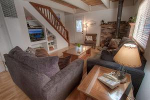 Sala de estar con 2 sofás y mesa en Cozy Mountain Hideaway home en Incline Village