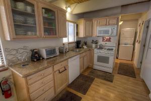 una cocina con electrodomésticos blancos y armarios de madera en Cozy Mountain Hideaway home en Incline Village