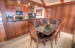 ein Esszimmer mit einem Tisch und Stühlen sowie eine Küche in der Unterkunft Brockway Beachside Bungalo home in Kings Beach