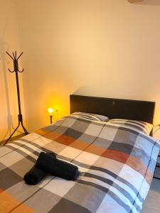una camera con un letto con una coperta colorata di Ciney - Le nid du Clocher a Ciney