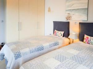 two beds sitting next to each other in a bedroom at Elegant new maisonette near the sea in Egina