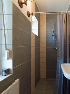 ein Bad mit einer Dusche und einem Waschbecken in der Unterkunft Müllers WohnRäume in Saarlouis