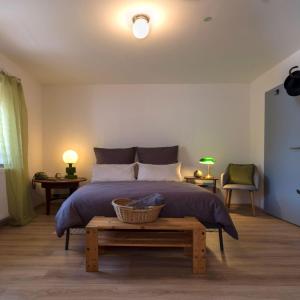Schlafzimmer mit einem Bett und einem Korb auf einem Tisch in der Unterkunft Müllers WohnRäume in Saarlouis