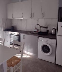 A kitchen or kitchenette at Snowbird-late check-out