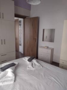 A bed or beds in a room at Snowbird-late check-out