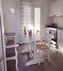 A kitchen or kitchenette at Snowbird-late check-out