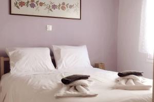 A bed or beds in a room at Snowbird-late check-out
