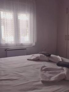A bed or beds in a room at Snowbird-late check-out