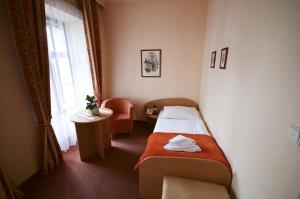 Habitación pequeña con cama y ventana en Hotel Paradies, en Teplice