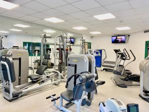 Fitness centrum a/nebo fitness zařízení v ubytování Holiday Inn Calais Coquelles by IHG