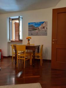 a dining room with a table and chairs at La Casina di Veggio in Perugia