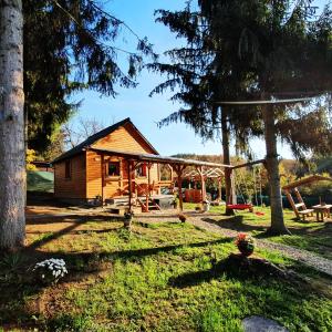 a log cabin with a pavilion in a yard at Galagonya Vendégház-Hegyvidéki szálláshely in Salgótarján