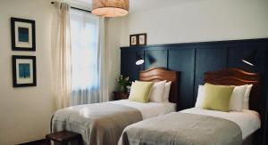 1 Schlafzimmer mit 2 Betten und weißer Bettwäsche in der Unterkunft Villa Menaluna - 4-bedroom secluded country house with pool in Rocchetta Palafea