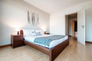 - une chambre avec un grand lit et deux lampes dans l'établissement Paradise by Quokka 360 - with a 180 view of the Gulf of Lugano, à Paradiso