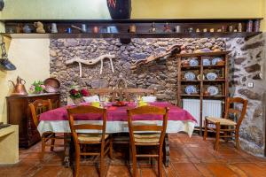 uma sala de jantar com uma mesa com uma parede de pedra em Antigua Posada, Valle del Jerte em Tornavacas