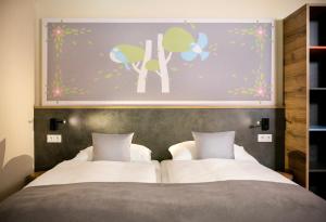 Łóżko lub łóżka w pokoju w obiekcie JUFA Hotel Mariazell