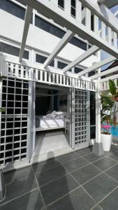 クアンタンにあるBeit Azzahra Private Pool Villa at Pantai Batu Hitamのパティオ(ベッド1台付)