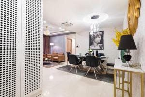 jadalnia i salon ze stołem i krzesłami w obiekcie Genius Apartment RiverGate Free Pool w Ho Chi Minh