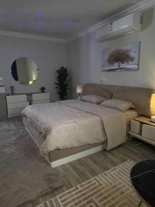 sypialnia z dużym łóżkiem w pokoju w obiekcie لورينا شالية w mieście Al-Hufuf