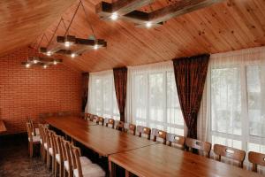 une salle de conférence avec une grande table et des chaises dans l'établissement Готель Хутір, à Malyye Khutora