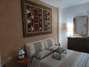 uma sala de estar com um sofá e um espelho em Appartamento EmmeRosa, centro città, parcheggio em Verona
