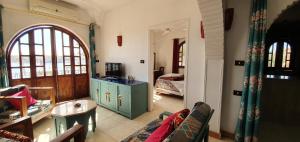 un soggiorno con un divano e una camera da letto di Nile View Panoramique and Garden West bank a Luxor