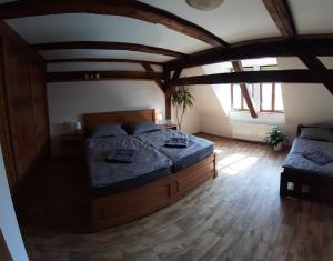 Postel nebo postele na pokoji v ubytování Apartmán Na Kamenu