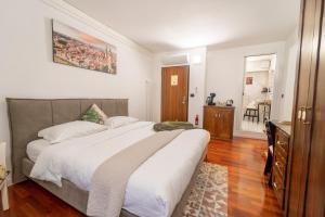 Postel nebo postele na pokoji v ubytování Aurelia Luxury - Piazza delle Erbe