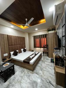 ein Schlafzimmer mit einem Bett und einem TV. in der Unterkunft HOTEL ROYAL SUITES + in Ajmer