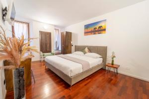 Postel nebo postele na pokoji v ubytování Aurelia Luxury - Piazza delle Erbe