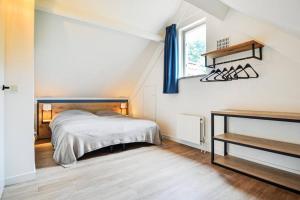 una camera con letto e finestra di Tof wellness huis, alles nieuw, gelegen bij meer. a Ewijk
