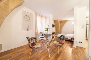 Postel nebo postele na pokoji v ubytování Aurelia Luxury - Piazza delle Erbe
