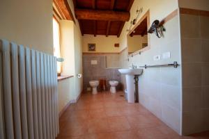 Koupelna v ubytování agriturismo Poggio Monte Saturnia + 169 fotografií