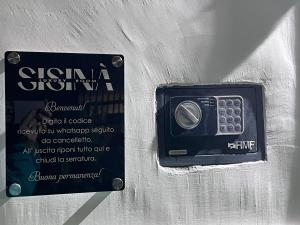 un dispositif électronique est fixé à une paroi dans l'établissement Sisina Luxury Room Jacuzzi & Piscina, à Portici