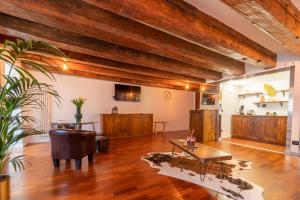 Televízia a/alebo spoločenská miestnosť v ubytovaní Aurelia Luxury - Piazza delle Erbe