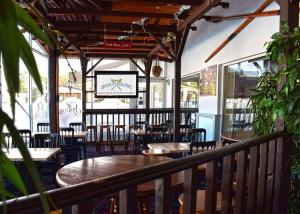 a restaurant with tables and chairs in a restaurant at Lakeside Holiday Park in Burnham on Sea