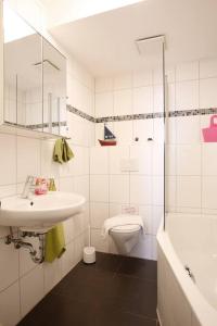 Kylpyhuone majoituspaikassa Sunny apartment at Rostock - PINK
