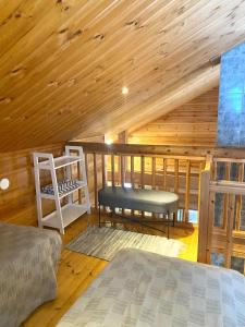 Habitación con cama y banco en una cabaña en Latvahonka Cottage en Jämsä