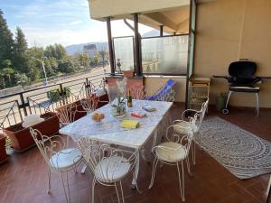 - Balcón con mesa blanca y sillas en Angiolina, en Baveno