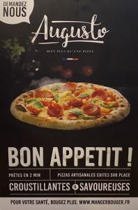 un póster de una pizza con las palabras bon apete en Fasthotel, en Jaux