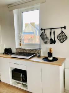 Kuchyňa alebo kuchynka v ubytovaní La Belle Vue Appartement 2 personnes Vue port