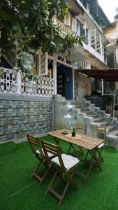 孟買的住宿－GoSolo Stays，绿色草坪上的木桌和椅子