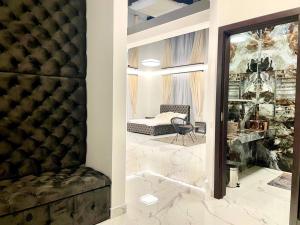 GRAND APARTMENT BALTEZERS في ريغا: غرفة معيشة مع أريكة وغرفة نوم
