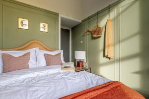ein Schlafzimmer mit einem Bett und einem Tisch mit einer Lampe in der Unterkunft Luxury Crescent View Apartment in Scarborough