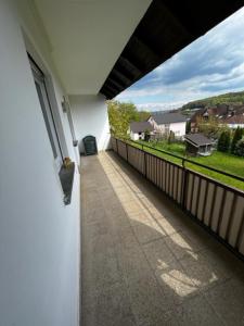 einen Balkon mit Blick auf ein Haus in der Unterkunft Gästezimmer - Elbert in Hösbach