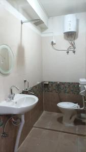 uma casa de banho com um lavatório e um WC em Banabas Homestay em Darjeeling