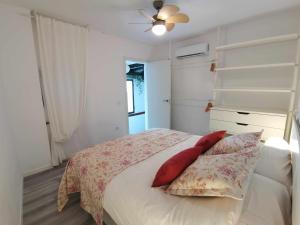 a bedroom with a bed with red pillows on it at Casa Manuela Más que una Casa un Hogar in Toledo