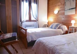 pokój hotelowy z dwoma łóżkami i oknem w obiekcie Belle de jour w mieście Mézos +2 zdjęcia