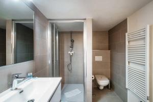 Koupelna v ubytování La Palma 2 by Quokka 360 - spacious flat with lake view